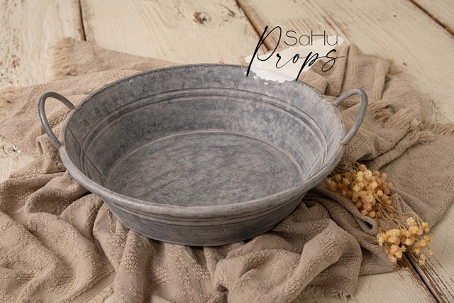 Flat metal bowl
