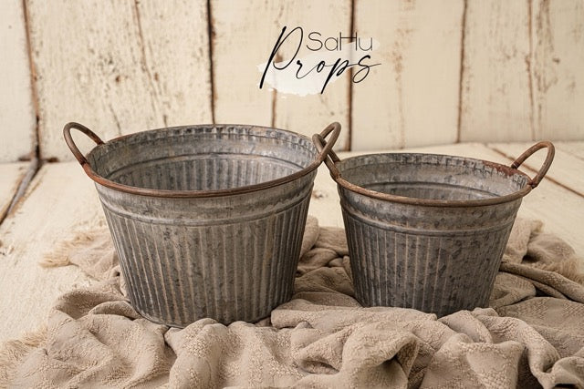 Ribbed metal bucket
