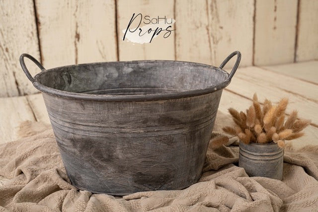 Oval metal tub
