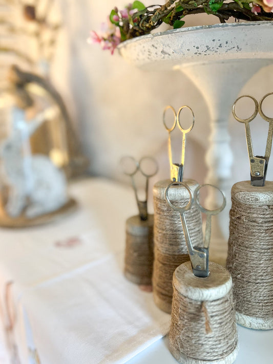 Holzspule mit Schere