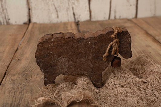 Handgefertigtes Holzschaf mit Glocke