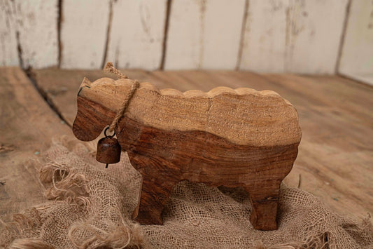 Handgefertigtes Holzschaf mit Glocke