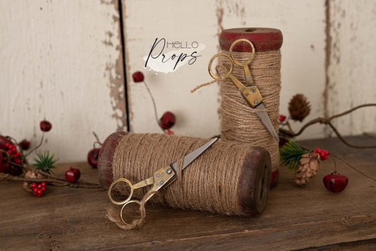 Garnspule mit Schere rot