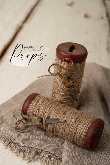 Garnspule mit Schere rot