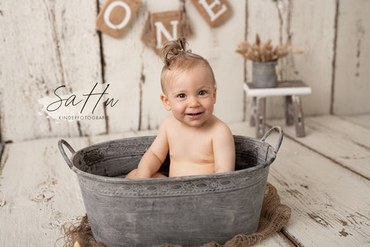 Metal tub with ornament
