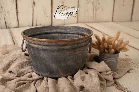 Round metal bowl with handle