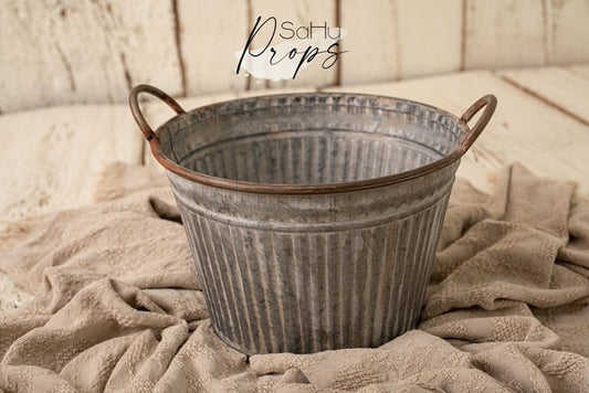 Ribbed metal bucket