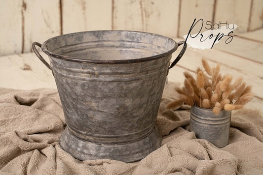 Simple metal bucket