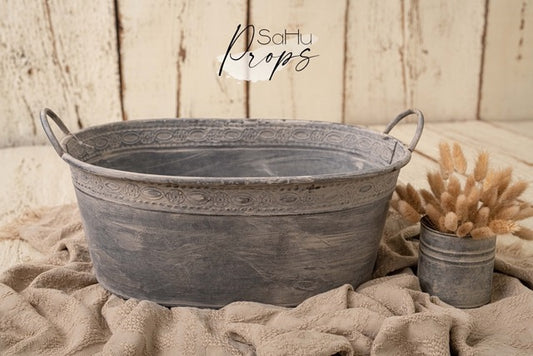 Metal tub with ornament