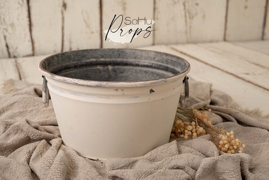 Round metal bowl with handle